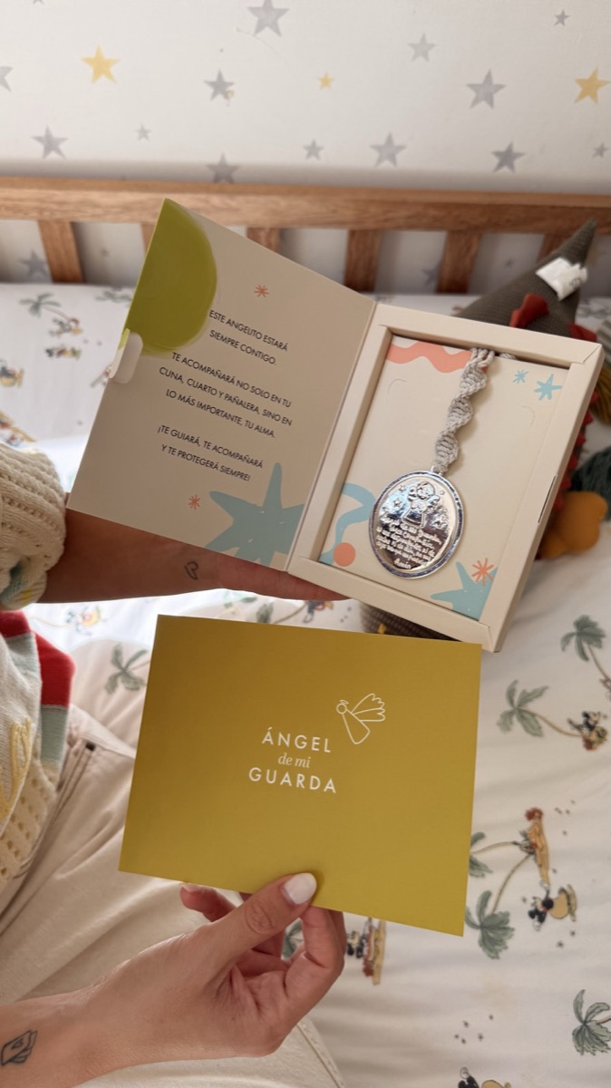 Caja abierta mostrando el mensaje, la medalla y el sobre