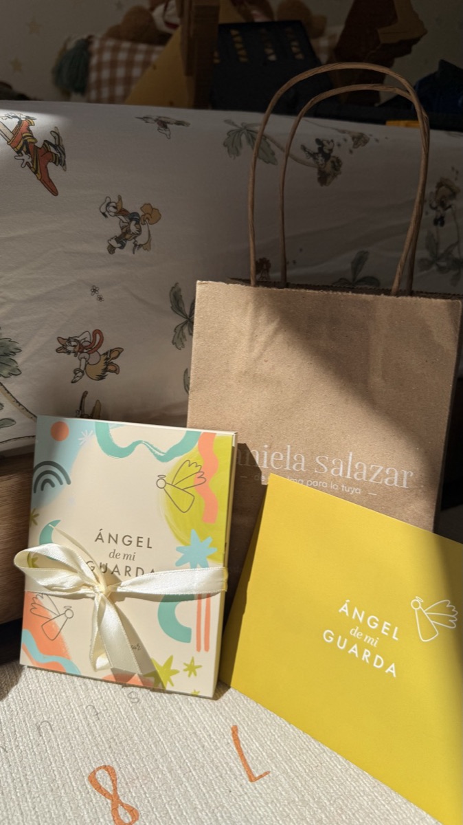 Bolsa de regalo junto a la caja y el sobre